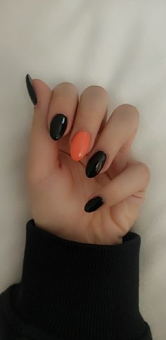 Short Black And Orange Nails, Halloween Nails Plain, Cute Orange Halloween Nails, Black Nails Orange Tips, Black Snd Orange Nails, Black And Orange Nails Fall, Simple Halloween Nails Orange, Super Easy Halloween Nails, Halloween Solid Color Nails