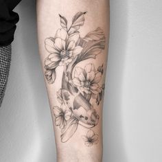 Tattoo Flowers Koi Fish fishtattoo koitattoo finelinetattoo koifish koifishtattoo feminintattoo Coy Fish Tattoos, Fish And Flowers, Carp Tattoo, Water Lily Tattoos, Koi Tattoo Design, Rib Tattoos For Women, Pumpkin Tattoo, Pisces Tattoos, Tattoo Love