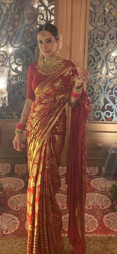 Banarasi Saree Look For Wedding, Red Saree Wedding, Indian Wedding Gowns, Designer Sarees Wedding, Indian Wedding Fashion, Indian Bridal Sarees, Indian Sari Dress, Indian Bride Outfits