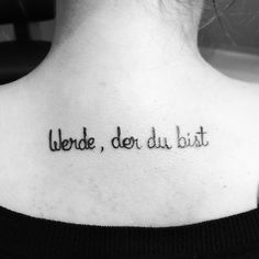 a woman's back neck with the words werde, der du best on it