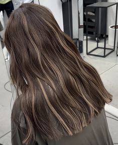 Hair Colours Short Hair, Dark Brown Hair With Highlights And Lowlights Blonde Streaks, Different Types Of Highlights For Hair, Oreo Hair Color, Wavy Hair Highlights, Brown Hair With Blonde Lowlights, Ash Blonde Hair Balayage, Brown Hair Looks, Brown Hair Inspo