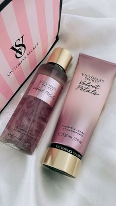 #victoriasecretpink #victoriassecret #velvetpetals Victoria Secret Best Scents, Victoria Secret Body Lotion, Victoria Secret Scents, Victoria Secret Spray, Perfume Victoria Secret, Victoria Secret Shops, Profumo Victoria Secret, Victoria Secret Body Mist, Victoria's Secrets