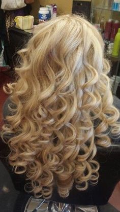 Blonde Spiral Perm Long Hair, Curled Hair Volume, Spiral Curls For Long Hair, Loose Spiral Curls, Layered Haircuts Bob, Honey Blonde Hair Color Ideas, Glamour Hairstyles, Bob Pixie Haircut, Medium Length Layered Haircuts