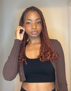 Knotless Braids Hairstyles 2023, Short Knotless Box Braids Without Beads, Dark Auburn Braids, Box Braids Auburn, Short Length Braids, Knotless Box Braids Short Length, Auburn Knotless Box Braids, 350 Braids Black Women, Blackwoman Hairstyles