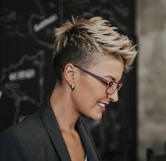 18 Spiky Pixie Cuts You Can Easily Copy – HairstyleCamp Short Hair And Glasses, Hair And Glasses, Women Undercut, Edgy Pixie Haircuts, Short Spiky Hairstyles, Edgy Pixie, Hair Undercut, Haircut Curly