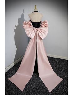 10% off now! very simple long black prom dress with pink bow train online. Sheprom offers formal, party, casual & more style dresses to fit your special occasions. Black And Pink Dress Formal, Long Bow Dress, Black And Pink Prom Dress, Premiere Outfits, Long Black Prom Dress, Long Hoco Dresses, Pink And Black Dress, Pink Bow Dress, Met Gala Outfits