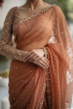 A luxurious golden silk saree adorned with intricate zari and threadwork, worn by a very beautiful fair-toned Pakistani bride. The deep red border features elaborate motifs, adding a rich contrast to the golden sheen of the fabric. The pallu is heavily embroidered, creating a focal point of traditional craftsmanship. Floor Length Dresses Indian, Golden Silk Saree, Net Saree Designs, Designing Blouse, Anarkali Designs, Golden Saree, Simple Style Outfits, Indian Wedding Outfit