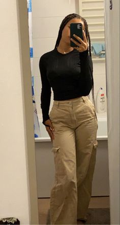 Cargo Pant Crop Top Outfit, Outfits With Light Brown Jeans, Beige Bootcut Pants Outfit, Outfits With Light Brown Pants, How To Style Khaki Cargo Pants, Outfit Con Pantalon Cafe, Outfit Instituto, Light Brown Cargo Pants Outfit, Light Brown Trousers Outfit