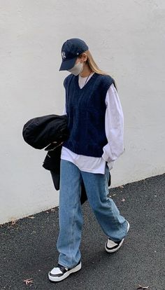 Cap Outfits For Women Winter, Current Outfit Trends, Winter Tomboy Outfits, Tomboy Outfits Winter, Tomboy Winter Outfits, Oversized Sweater Vest Outfit, Mode Indie, Chique Outfits, Tomboy Outfits