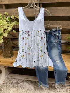 Mode Ab 50, White Blouses, Fashion White, Boho Casual, Casual Tank Tops, Blouse Vintage, Work Casual, White Tops, Vintage Shirts