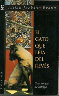 a book cover with an image of a cat sitting in front of a painting and the title el gato que leia del reves