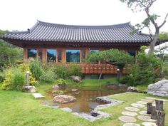 Korean traditional restaurant Nureun Madang in Goyang city. Korean Traditional Restaurant, Traditional Restaurant, Korean Holidays, Florida Landscaping, China Architecture, Southern Life, Minecraft Architecture, Japanese Architecture