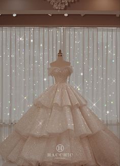 Gowns Aesthetic Ball, Big Beautiful Wedding Dresses, Debut Dress Ideas, Vestidos Xv Aesthetic, Ballgown Dresses Princess, Big Ballgown Wedding Dress, Big Dresses Princesses, Quince Dress Ideas, Gown Debut