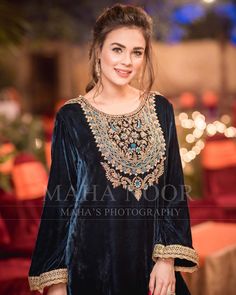 Image may contain: 1 person, standing and text Occasional Hairstyles, Shaadi Outfits, Sparkler Tags, Pakistani Anarkali, Dress Pakistani, Shadi Dresses, Creative Wreaths, Pakistani Formal Dresses