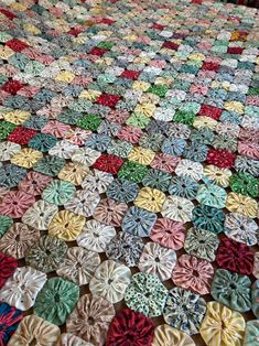 a large quilt made with many different colors