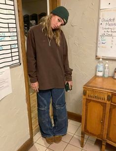 Flagstaff Winter Outfits, Rei Employee Outfit, Mid90s Clothes, Tan Curdory Pants Outfit, Athletic Masc Outfits, Winter Crunchy Outfits, Tired Mom Outfit, Cool Skater Outfits, Granola Layering Outfits