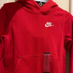 Size Xs Nike Cothes, Nike Hoodie Colors, Baddie Hoodies, Nike Hoodie Aesthetic, Christmas Wishlist Items, Red Nike Sweater, Football Streetwear, Nike Hoodie Outfit, Red Nike Hoodie