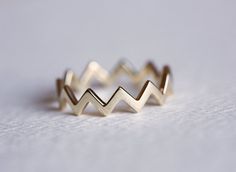 Pointed Ring Gold Band Geometric Jewelry 14k Gold by MinimalVS Zig Zag Ring, Vintage Engagement Rings Art Deco, Anniversary Rings For Her, Vintage Engagement Rings Sapphire, Gold Rings Simple, Wedding And Engagement Rings, Gold Ring Designs, Art Deco Engagement, Rose Engagement Ring