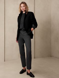 Petite Tapered Pants, Vans Professional Outfit, Gray Pants Outfit For Work, Classy Tomboy, Edgy Professional Outfits, Minimalist Fashion Women Outfits, Women Dress Pants, Office Fits, Women Professional Attire