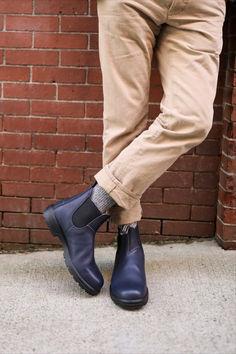 The Classic #550 now in Navy. Our #2246 Classic boot features the timeless Chelsea design in premium, water-resistent leather and XRD® Technology for maximum comfort. Blundstone Style, Chelsea Boots For Men, Mens Boots Casual, Suede Chelsea Boots