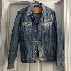 Men’s Denim Levis Jacket, Size- L, Like New, Never Worn, In Great Condition! Casual Selvedge Denim Jacket In Denim Blue, Spring Denim Outerwear With Selvedge Detail, Spring Selvedge Denim Outerwear, Selvedge Denim Jacket For Streetwear, Casual Selvedge Denim Jacket In Relaxed Fit, Casual Selvedge Denim Jacket For Streetwear, Rugged Dark Wash Denim Outerwear, Rugged Medium Wash Denim Jacket With Pockets, Rugged Denim Jacket With Pockets In Medium Wash