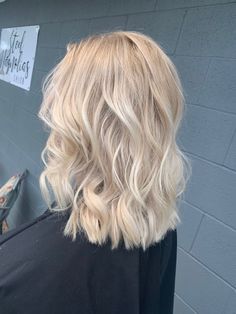 Creamy Blonde Hair With Roots, Blonde Hair To The Root, Light Blonde Hair Short, Short Length Blonde Hair, Short Bright Blonde Hair, Short Balayage Hair Blonde, Short Light Blonde Hair, Blonde Hair Color Ideas Short, Blonde Root Shadow