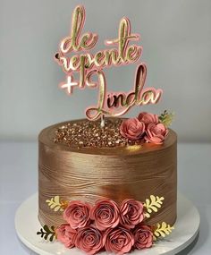 a cake with pink flowers on top and the words de rente linda written in cursive