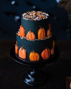 Halloween Cupcake Ideas, Pasteles Halloween, Spooky Cake, Halloween Birthday Cakes, Halloween Food Treats, Halloween Cupcake, Tiered Cake, Halloween Baking, Fall Cakes