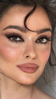 Dark Feminine Makeup Prom, Sultry Wedding Makeup, Evening Makeup For Blue Eyes, Fall 2024 Makeup Trends, Sultry Bridal Makeup, Makeup For Concert Night, Daytime Glam Makeup, Glam Bridesmaid Makeup, Flirty Makeup