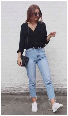 How To Wear Jeans, Casual White Sneakers, Mama Jeans, Looks Jeans, Black Button Up Shirt, Look Jean, Mom Jeans Outfit, Outfit Jeans