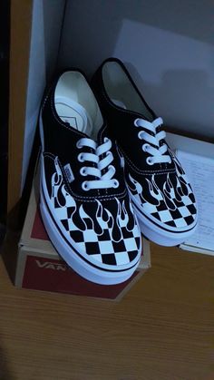 Mens Vans Shoes Outfit, Painted Checkered Vans, Checkered Painting Ideas, Painted White Vans, Custom Painted Shoes Vans, Vans Custom Ideas, Tennis Vans, Custom Vans Shoes