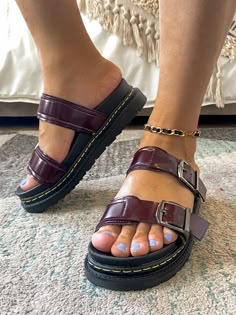 Purple 2024 Spring Shoes Trends Women, Womens Shoes 2023, Sneaker Fashion Women, Aesthetic Sandals, 00s Shoes, Sandals Design, Shoes Trending, Dress With Sandals, Quoi Porter