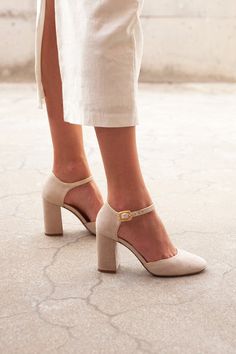 Zapatos y sandalias de novia e invitadas artesanales hechas a mano en España. Con materiales de alta calidad, la mayoría se pueden personalizar cambiando la altura del tacón, el color y eligiendo el material entre piel, ante y terciopelo. Most Comfortable Shoes, Mode Inspo, Crazy Shoes, Shoe Obsession, Mode Inspiration, Shoe Game, Bridal Shoes, Cute Shoes, Look Fashion