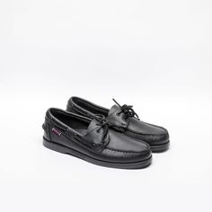 Boat loaferBlack leatherDerby lacingRubber soleReference: 7000H00-924 Total Black/I Black Wingtip Moccasins With Branded Insole, Black Business Boat Shoes With Rubber Sole, Black Leather Footbed Wingtip Moccasins, Black Plain Toe Loafers For Derby, Black Plain Toe Boat Shoes For Business, Casual Black Moc Toe Boat Shoes, Black Moc Toe Oxfords With Textured Sole, Black Low-top Boat Shoes With Rubber Sole, Black Plain Toe Loafers With Vibram Sole