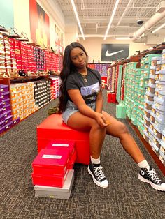 Shorts And Platform Converse, Black And White Platform Converse Outfit, Plat Form Converse Outfits, Black Converse Outfit Black Women, Platform Converse Outfit Black Women, Chunky Converse Outfit, High Top Platform Converse Outfits, Converse Outfit Black Women, Outfits With Platform Sneakers