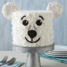 there is a cake that looks like a polar bear on the top of a table