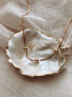 Fashion Fotografie, Creative Jewelry Photography, Jewelry Photography Styling, Cream Aesthetic, Jewelry Photoshoot, Dainty Choker, Gold Aesthetic, Tapeta Pro Iphone, Classy Aesthetic