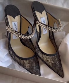 Shoes Luxury, Black Luxury Heels, Luxury Black Heels For Gala, Luxury Black Chic Heels, Black Heels Aesthetic Vintage, Chic Luxury Chain Heels