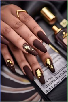 Mate Color Nails, Matt Nails Ideas, Brown Matte Nails Design, Matte Black Nails With Gold, Matt Nails Design, Matt Nail Art, Pretty Fall Nail Colors, Nails Fall 2024