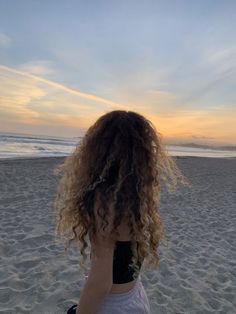 Beach Curly Hair, Curly Light Brown Hair, Alexandra Rodriguez, Curly Hair Beach, Milkshake Hair Products, Girl With Brown Hair, Curly Girl Hairstyles, Curly Hair Routine, Hair Skin Nails