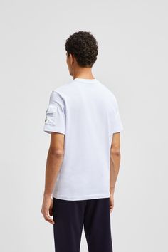 This cotton jersey t-shirt features an oversized logo print. A subtle reference to iconic outerwear styles, the crew neck features a pocket on the sleeve. Sporty Crew Neck T-shirt With Pockets, Urban Cotton Tops With Cargo Pockets, Urban Crew Neck Top With Pockets, Urban Style Crew Neck Top With Pockets, White Crew Neck T-shirt With Pockets, Relaxed Fit Cotton Tops With Cargo Pockets, Modern Cotton Tops With Side Pockets, Cotton Crew Neck Tops With Sleeve Pocket, White Crew Neck Top With Side Pockets