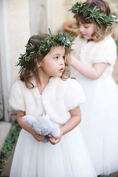 Mirco Wedding, Winter Flower Girl, Winter Wonderland Wedding Theme, Wonderland Wedding Theme, Winter Wedding Bridesmaids, Winter Wedding Planning, Winter Wedding Hair, Wedding Ceremony Ideas, Winter Wedding Flowers