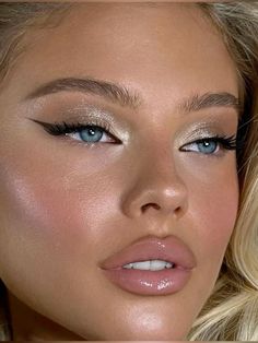 Silver Dress Makeup Look, Subtle Glam Makeup, Makeup Celeste, Birthday Glam Makeup, Makeup Inspiration Glam, Winter Makeup Ideas, New Year Makeup, Ballerina Makeup, Bombshell Makeup