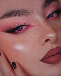 Peachy Pink Eye Makeup, Pink Eye Liner Looks, Light Pink Eyeliner Looks, Pink Waterline Makeup, Pink Eye Makeup Aesthetic, Pink And Red Makeup Looks, Pink Liner Eye Makeup, Simple Pink Makeup Looks, Simple Valentines Makeup