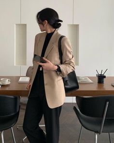 Law Women Outfit, Korean Work Outfits Women, Formal Outfit Inspo Women, Architect Style Outfits Woman, Korean Corporate Fashion, Neutral Professional Outfit, Formal Woman Outfit, Korean Office Style Work Outfits, Korean Corporate Attire