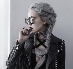 Angelica Leira, Blonde Goth, Witchy Hair, Grunge Witch, Gothic Hairstyles, Goth Hair, Peinados Fáciles Para Cabello Corto, Alternative Outfits, Grey Hair