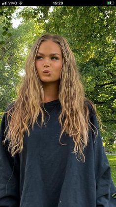 Sunset Outfit, Vacation Friends, Aesthetic Beachy, Cute Summer Hairstyles, Sun Aesthetic, Travel Hairstyles, Golden Sunset, Fun Beach, Hair Stylies