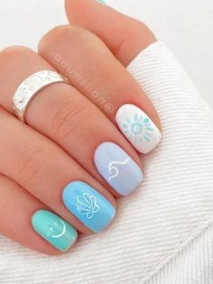 simple beach nails with accents Beach Themed Nails, Nails Charms, Nails Brush, Nails Clear, Cruise Nails, Wave Nails, Beach Nail Designs, Blue Diy, Pin Diy