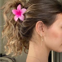 Description - Add the finishing touch to your outfit with our new Hawaiian Hair Clips. An everyday must-have for all your beach adventures! …ok and a super cute Pinterest pic too. Stack flowers with our or the • Dimensions: 3.1 x 3.1 in • Durable glossy finish • Provides secure hold for all hair types • Comfortable - Available in 8 different Colors! Sunnie Jewelry 2024 Hawaii Hair Styles, Flower Clip Hairstyles, Hairstyles Clips, Hawaii Hair, Hawaiian Hair, Tropical Hair, Exercise Food, Hawaiian Hairstyles, Luau Outfits