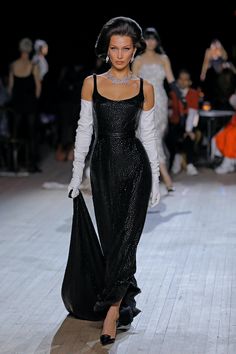 Marc Jacobs Fall/Winter 2020 Black And White Runway Dress, Bella Hadid Catwalk, Model Outfits Runway, Bella Hadid Runway, Runway Fashion Vintage, Glamour Outfit, Models 90s, Model Runway, 90s Runway Fashion